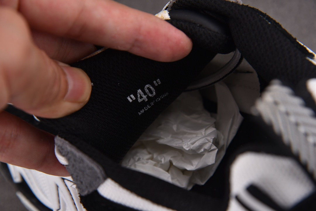 Off-White c/o Virgil Abloh