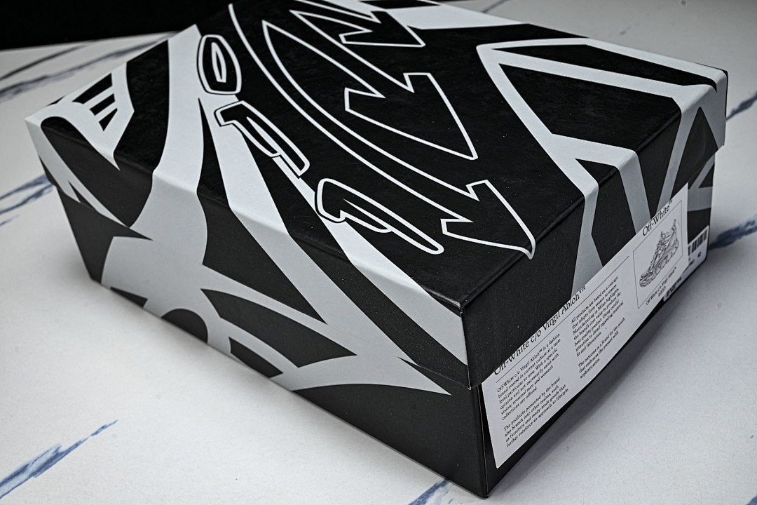 Off-White c/o Virgil Abloh