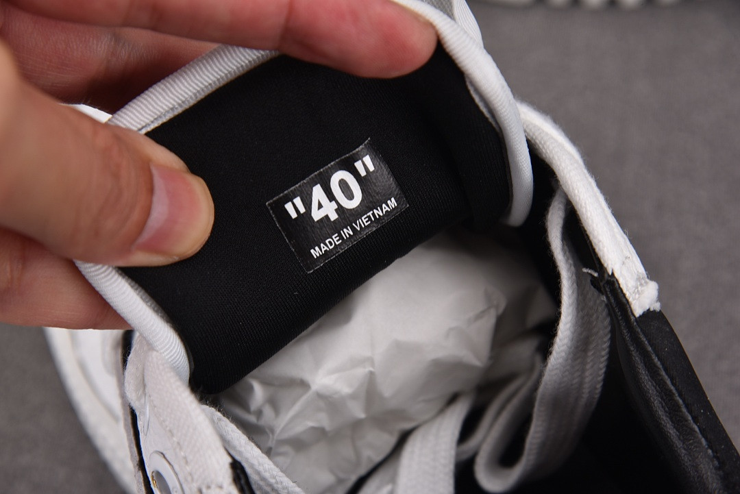 Off-White c/o Virgil Abloh