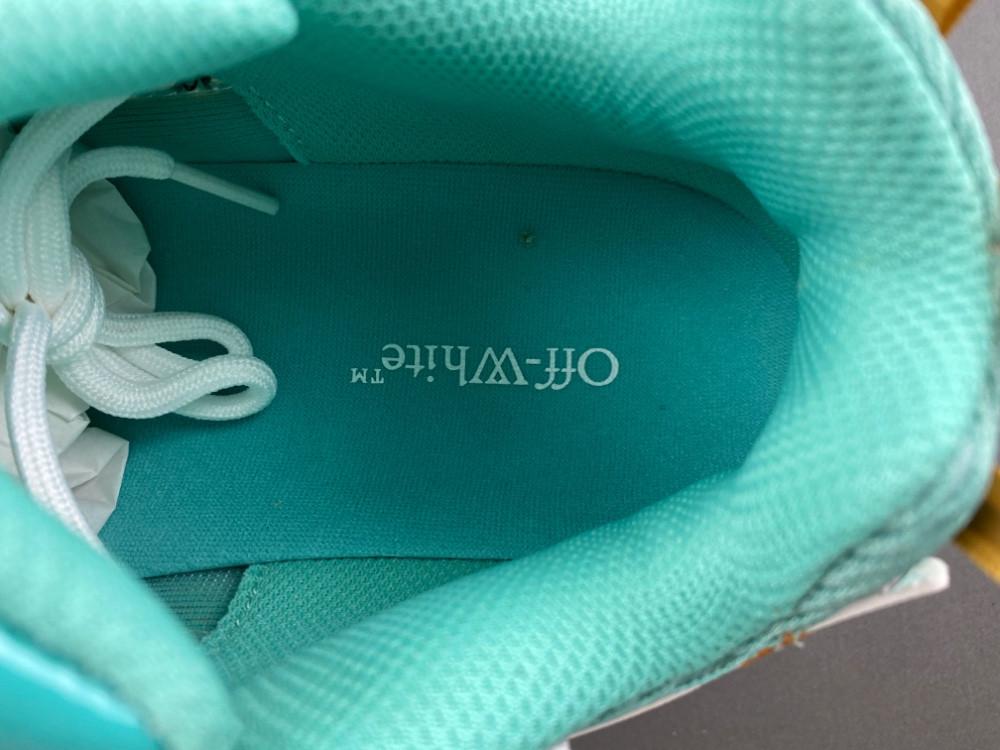 Off-White c/o Virgil Abloh