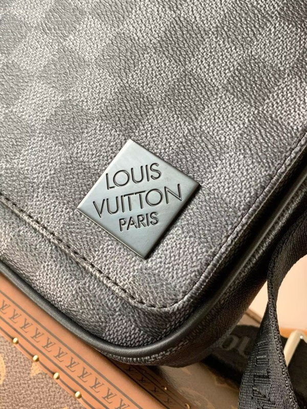 L0vis Vvtt0n Trio Jm messenger