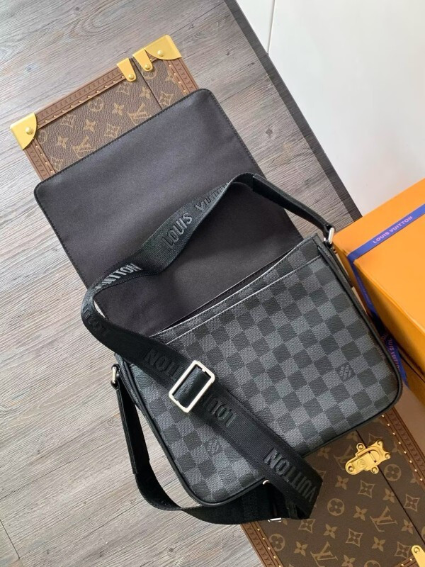 L0vis Vvtt0n Trio Jm messenger