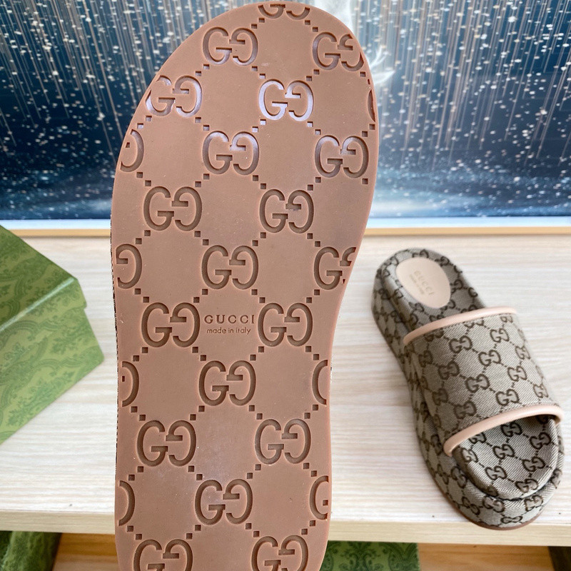 GUC LEATHER SLIDE