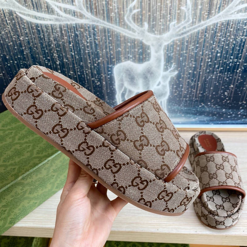 GUC LEATHER SLIDE