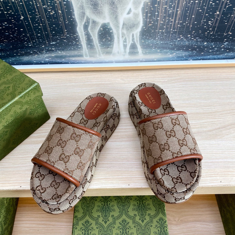 GUC LEATHER SLIDE