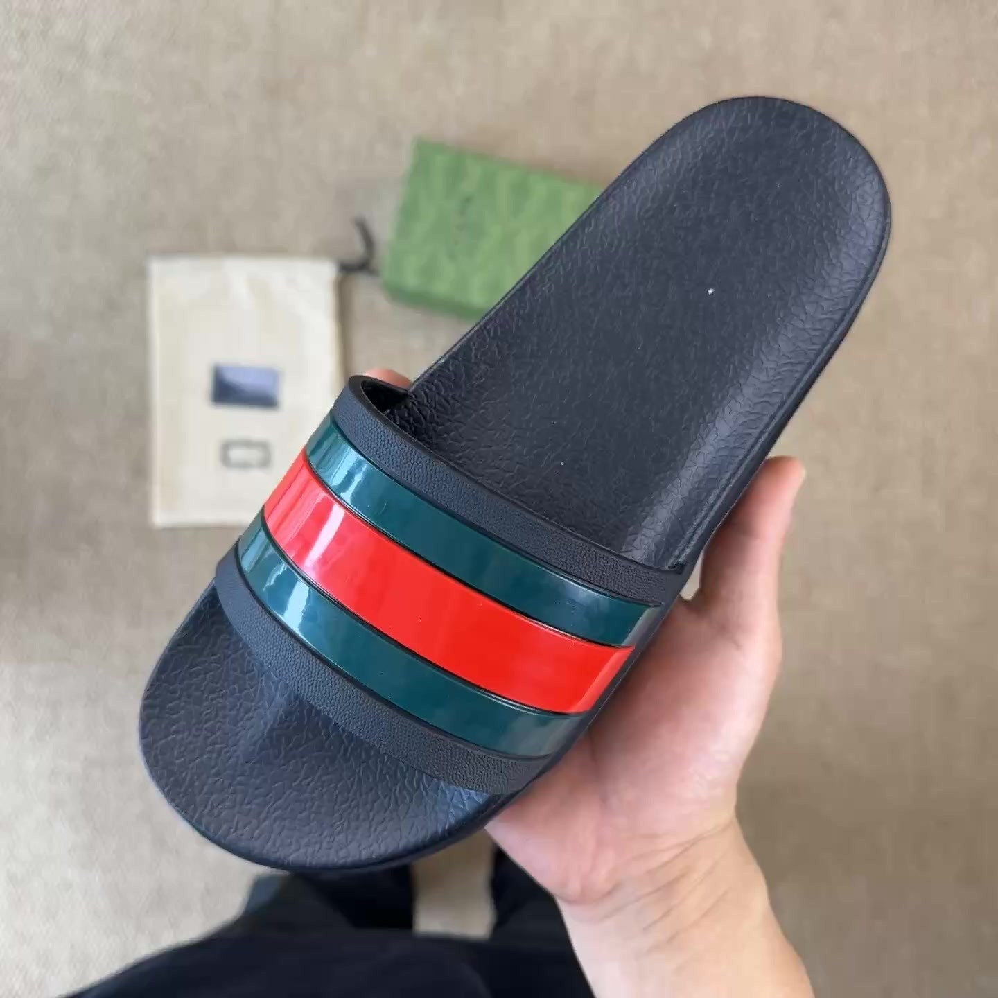 GUC LEATHER SLIDE