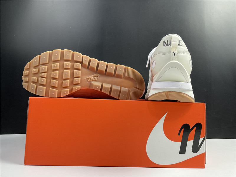 SACAI X NIKE VAPORWAFFLE DD1875-100