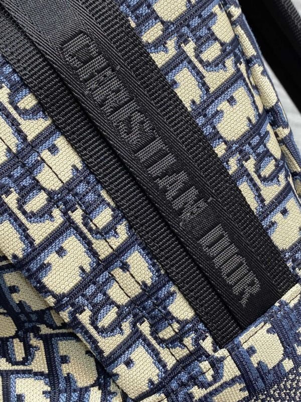 D10r travel backpack