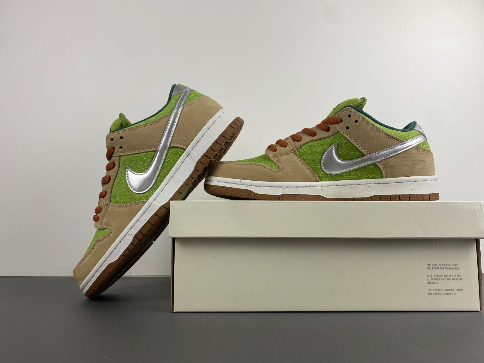 Nike SB Dunk Low "Escargot" FQ7585-200