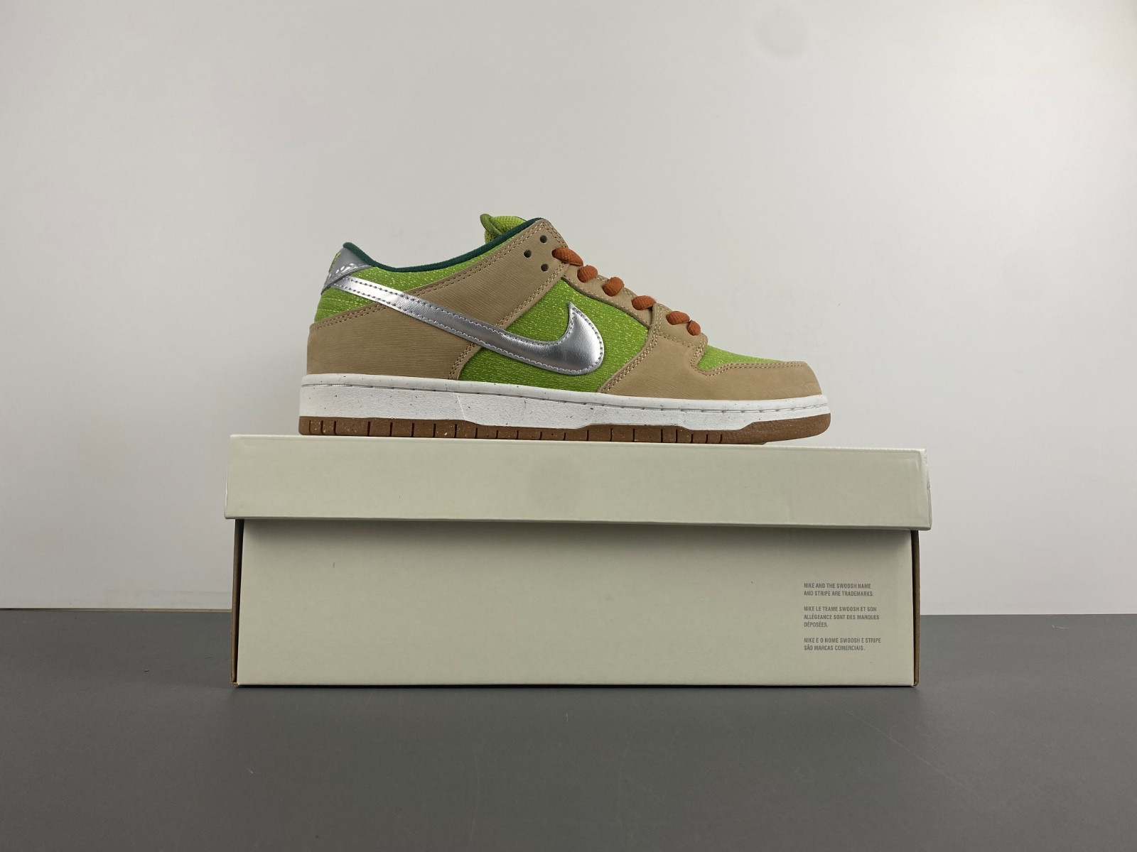 Nike SB Dunk Low "Escargot" FQ7585-200