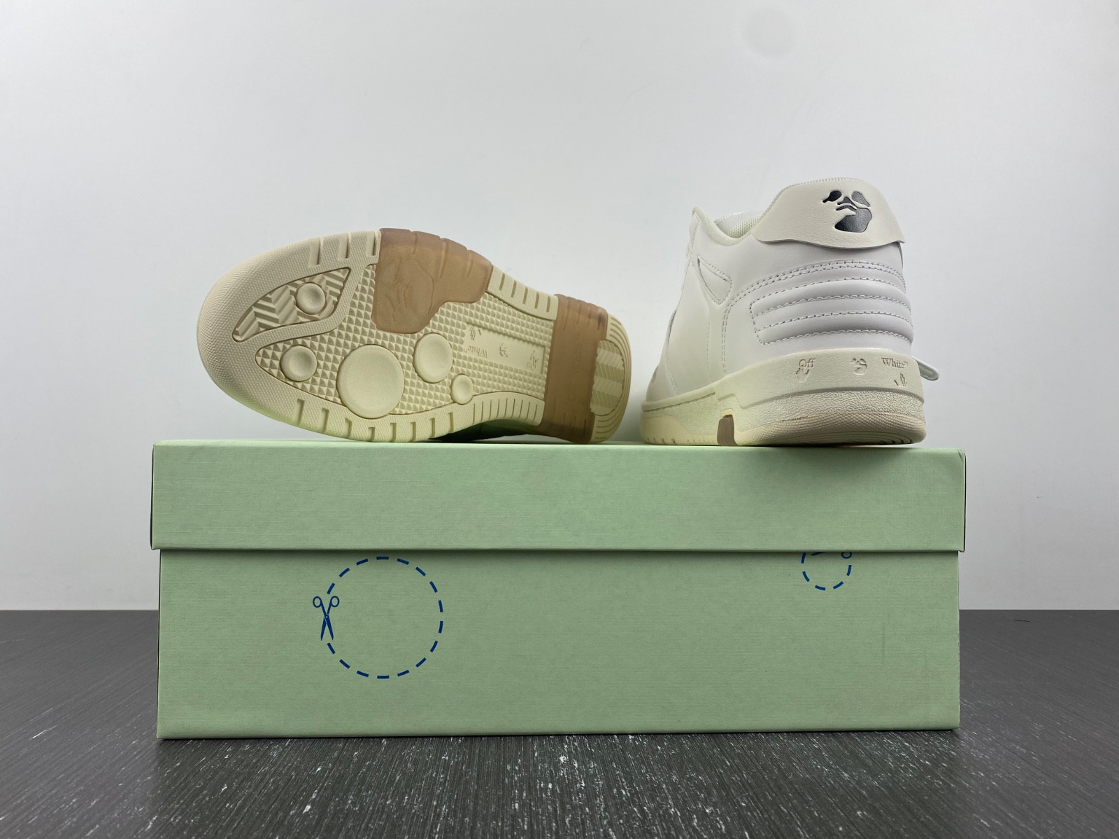 Off-White c/o Virgil Abloh