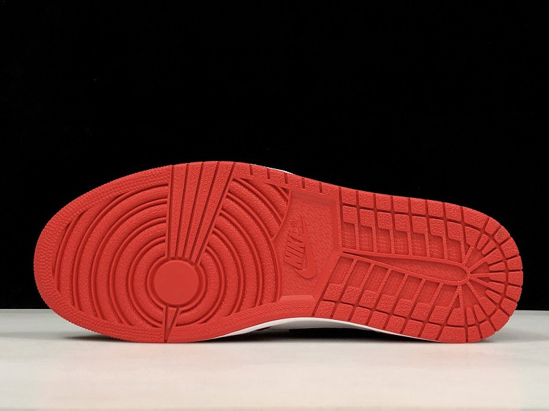 AIR JORDAN 1 HOMAGE TO HOME 861428-061