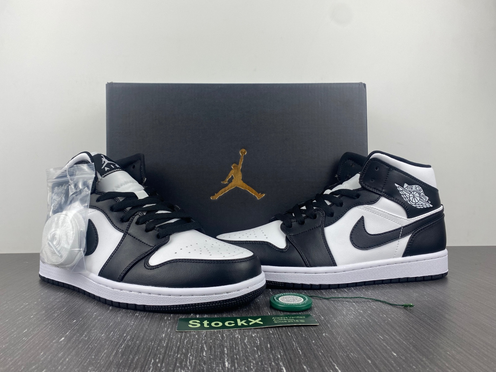 Air Jordan 1 Mid "Black/White" DV0991-101