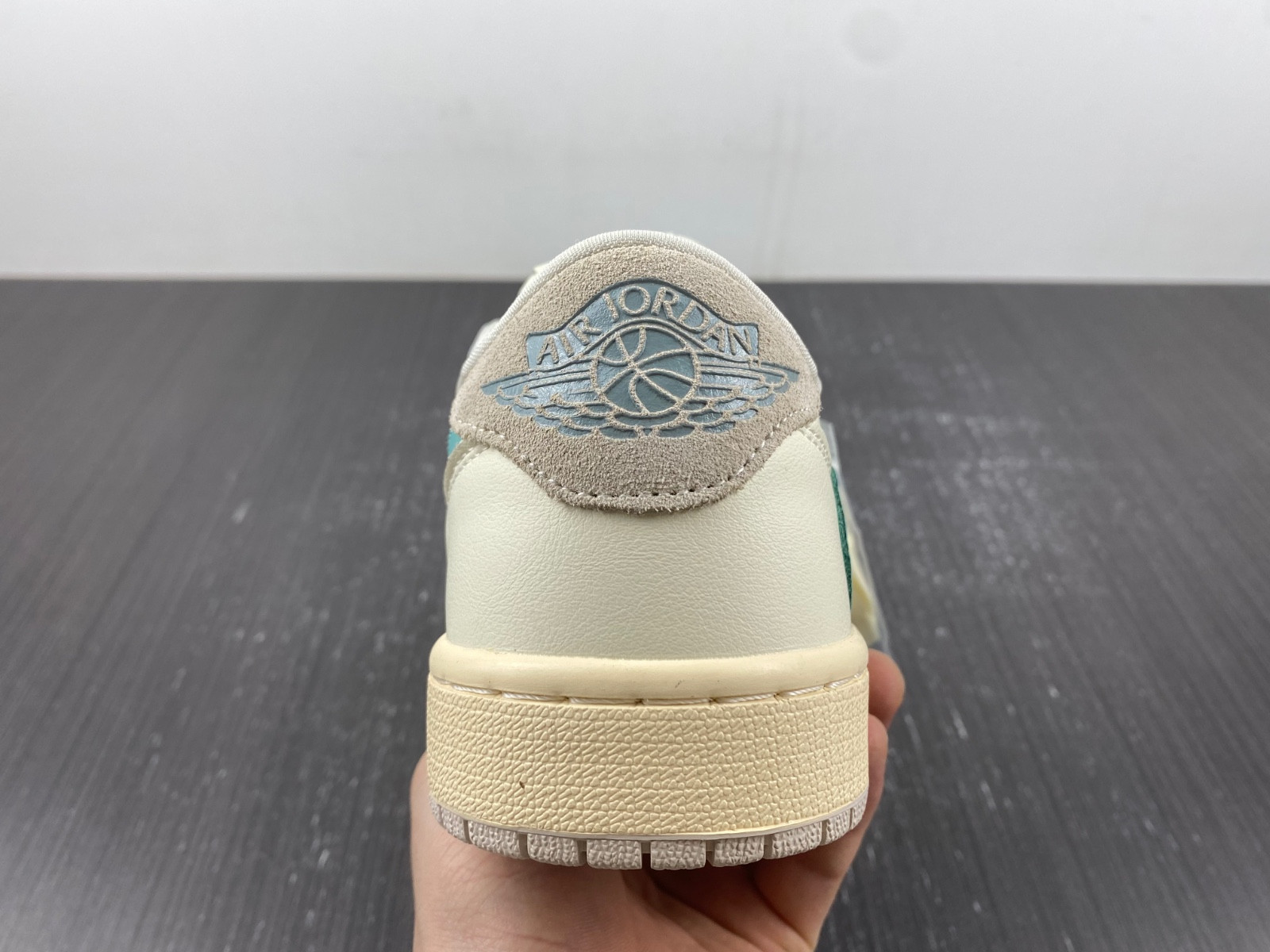 Travis Scott x Air Jordan 1 Low OG DM7866-102