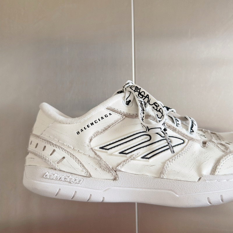 Ba1en*iaga launches new hamptons sneaker