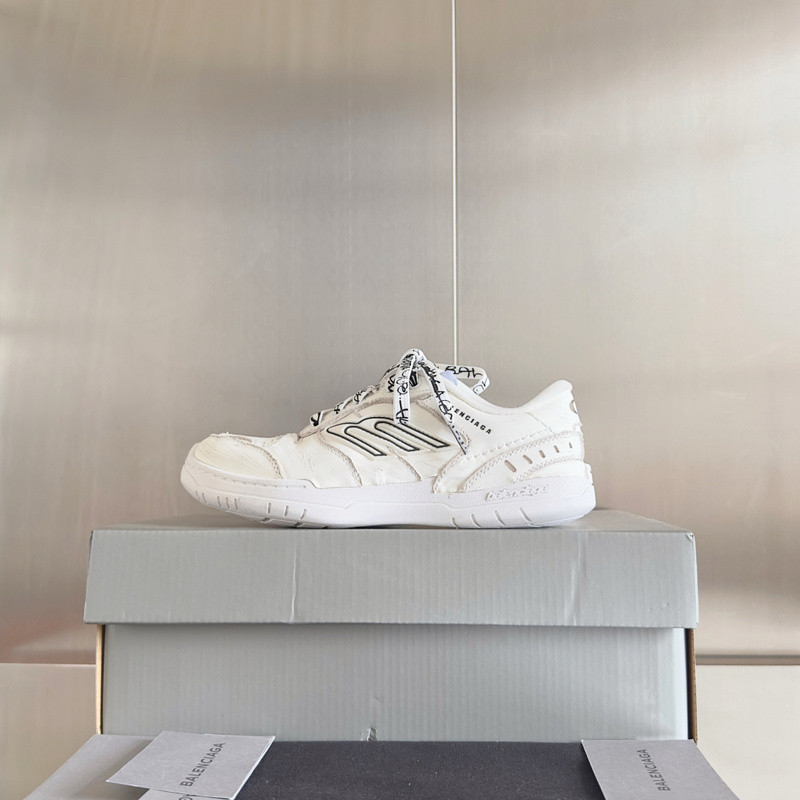 Ba1en*iaga launches new hamptons sneaker