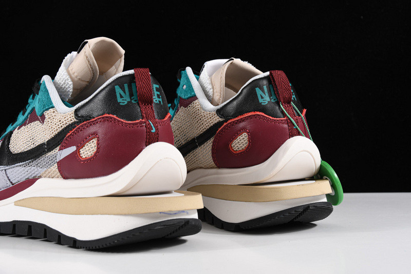 Sacai X NIKe regasus vaporrly SP BV0073-102