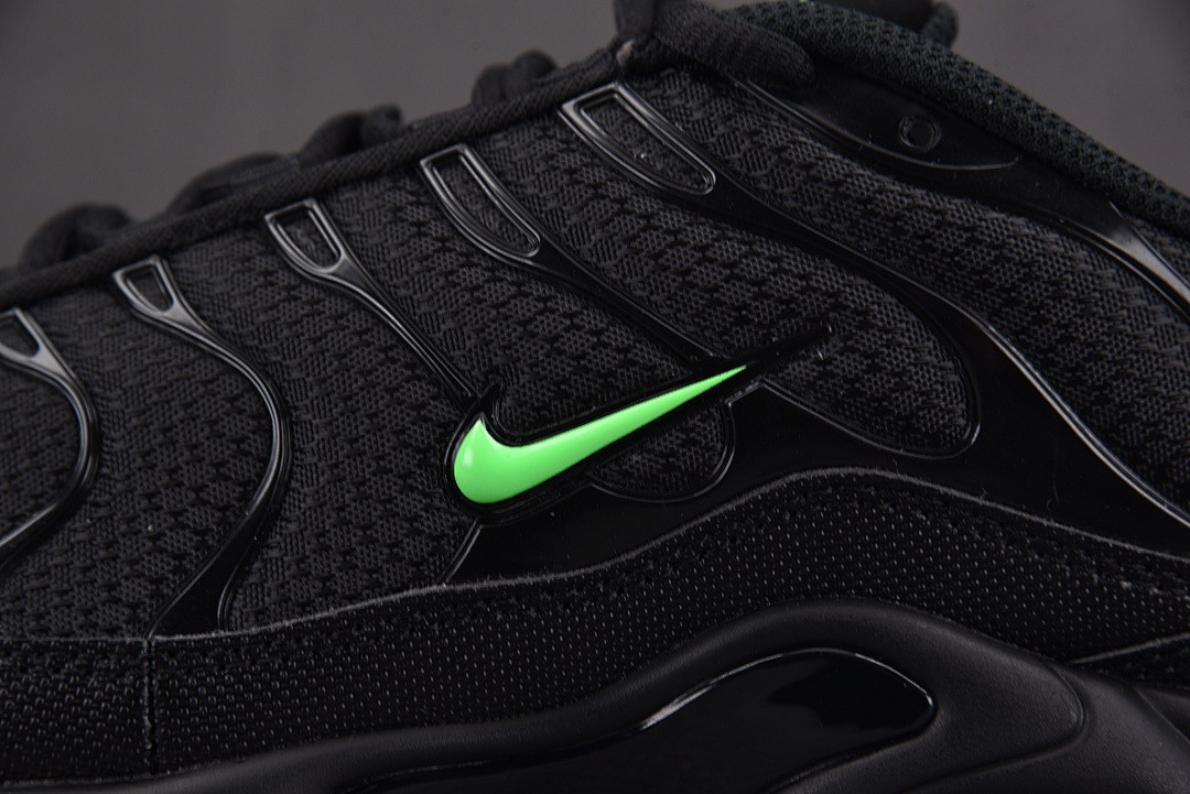 Nike Air Max Plus Black Green Strike - DM0032-024