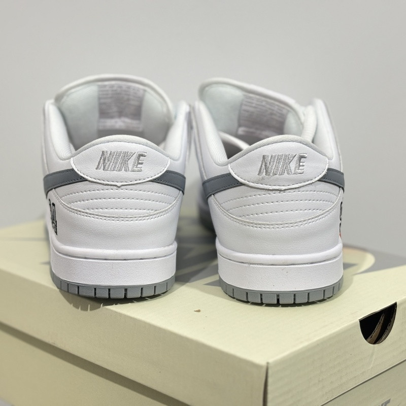 S*prem* x nike sb dunk low white / metallic silver-white hq8487-100
