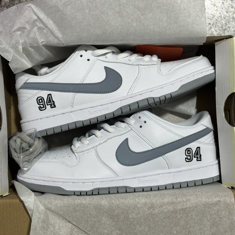 S*prem* x nike sb dunk low white / metallic silver-white hq8487-100