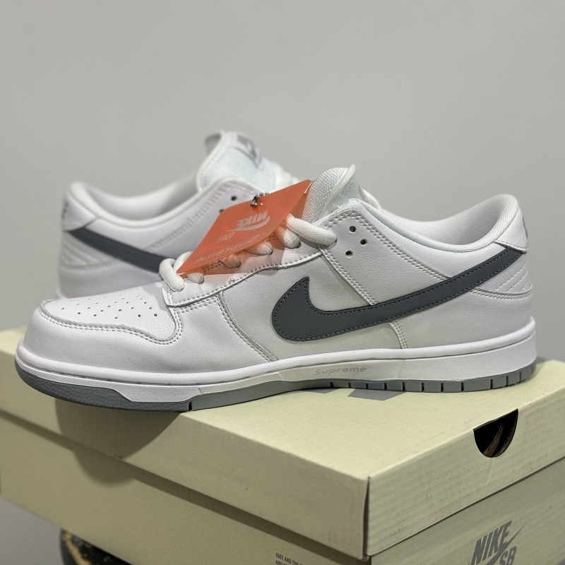 S*prem* x nike sb dunk low white / metallic silver-white hq8487-100