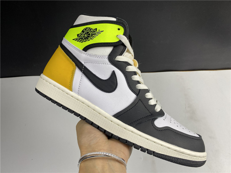 Air Jordan 1 High OG “University Gold” 555088-118