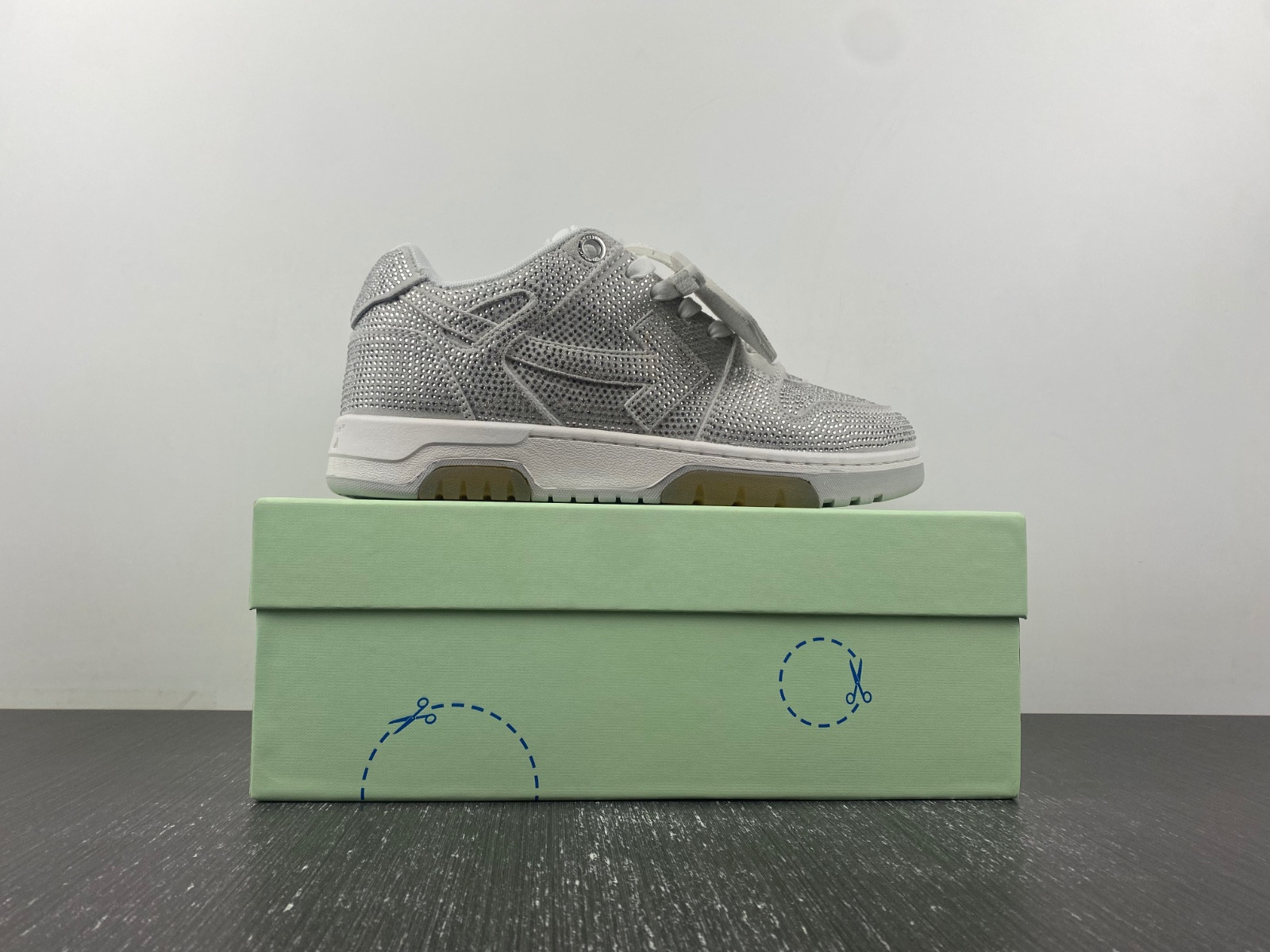 Off-White c/o Virgil Abloh