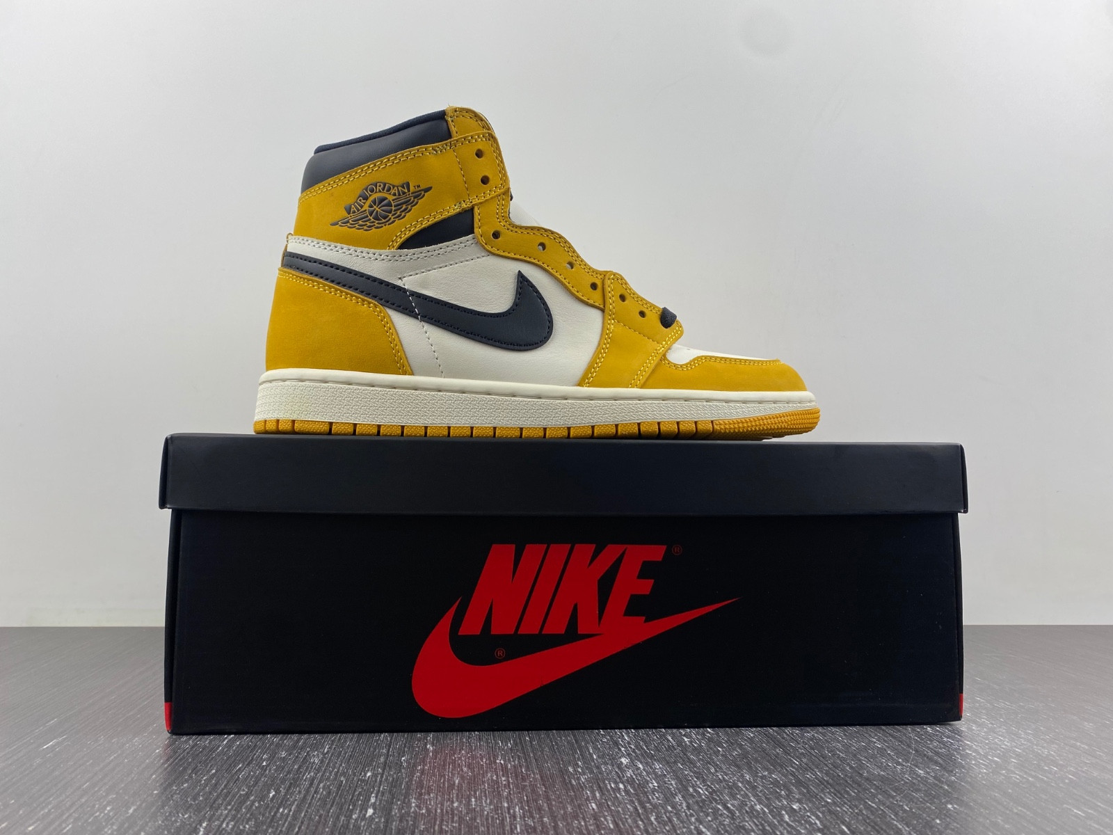 Air Jordan 1 High OG "Yellow Ochre" DZ5485-701