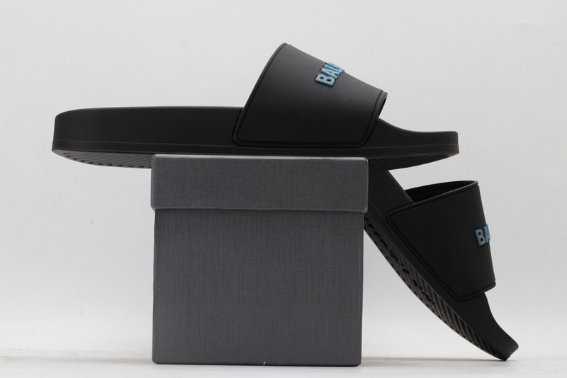 Ba*len*cia*ga black slides