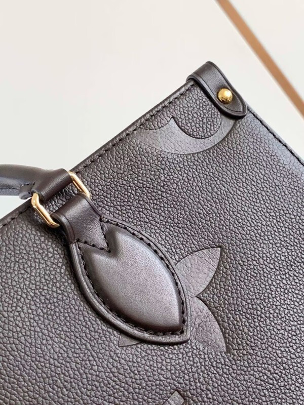 LV Onthego MM black