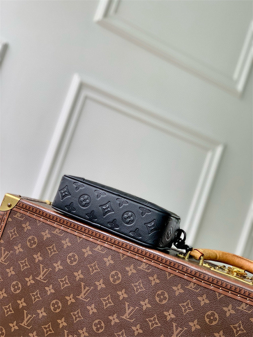 L0vis Vvtt0n Trocadero Wearable Wallet M26737
