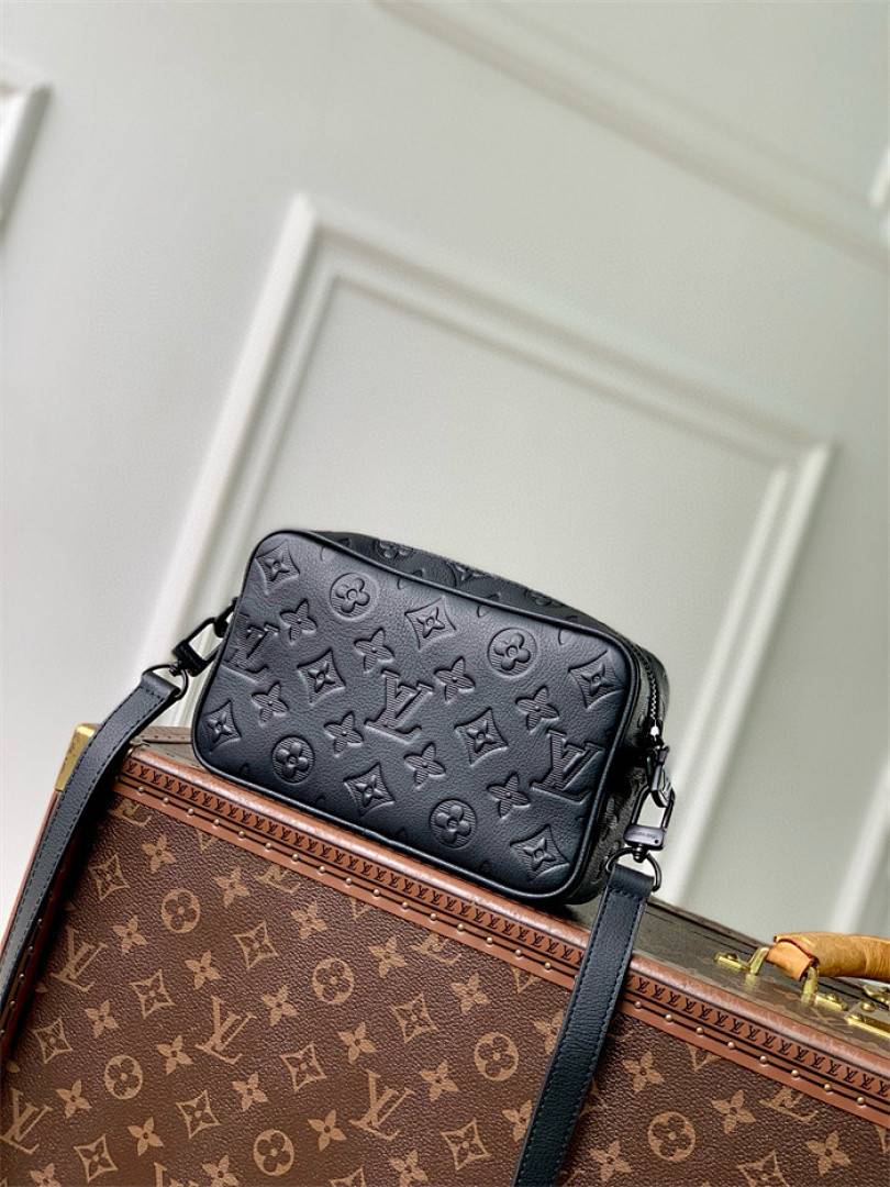 L0vis Vvtt0n Trocadero Wearable Wallet M26737