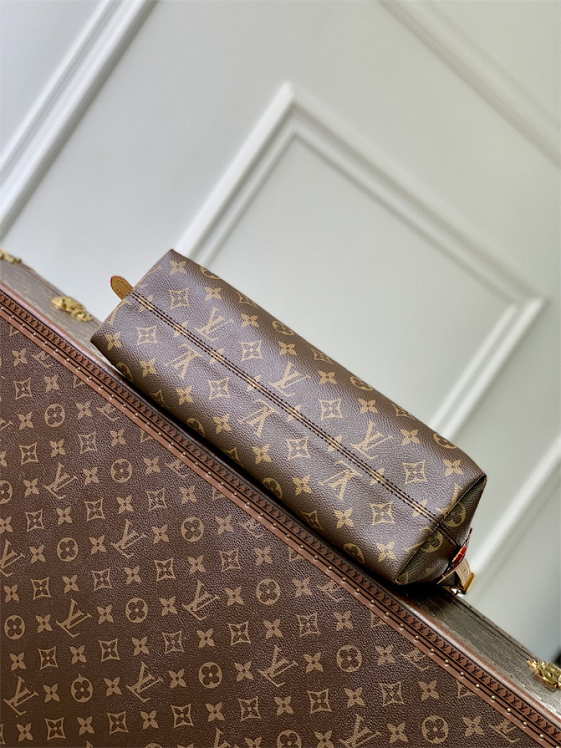 LV CarryAll East West Monogram M28101