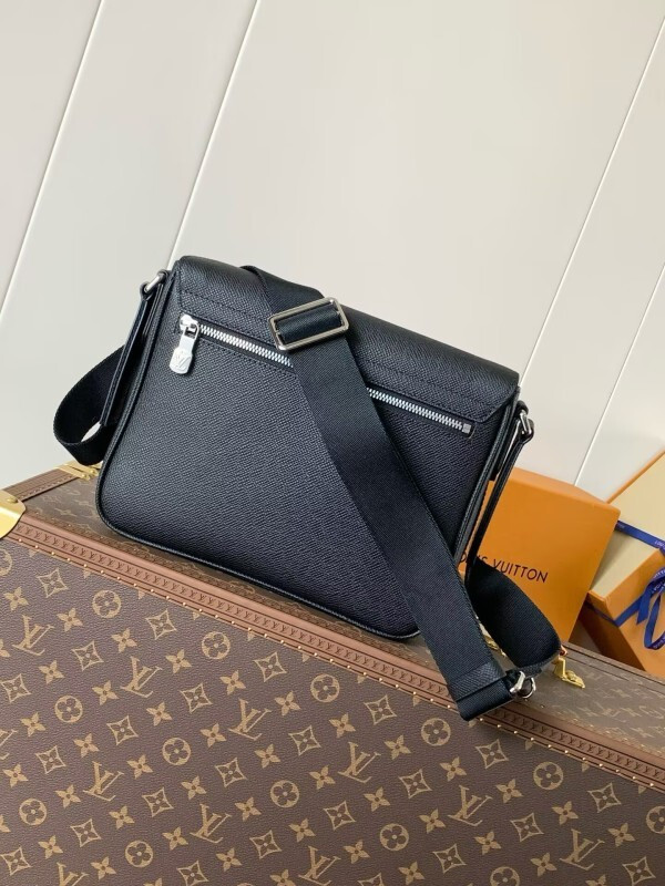L0vis Vvtt0n Trio Jm messenger