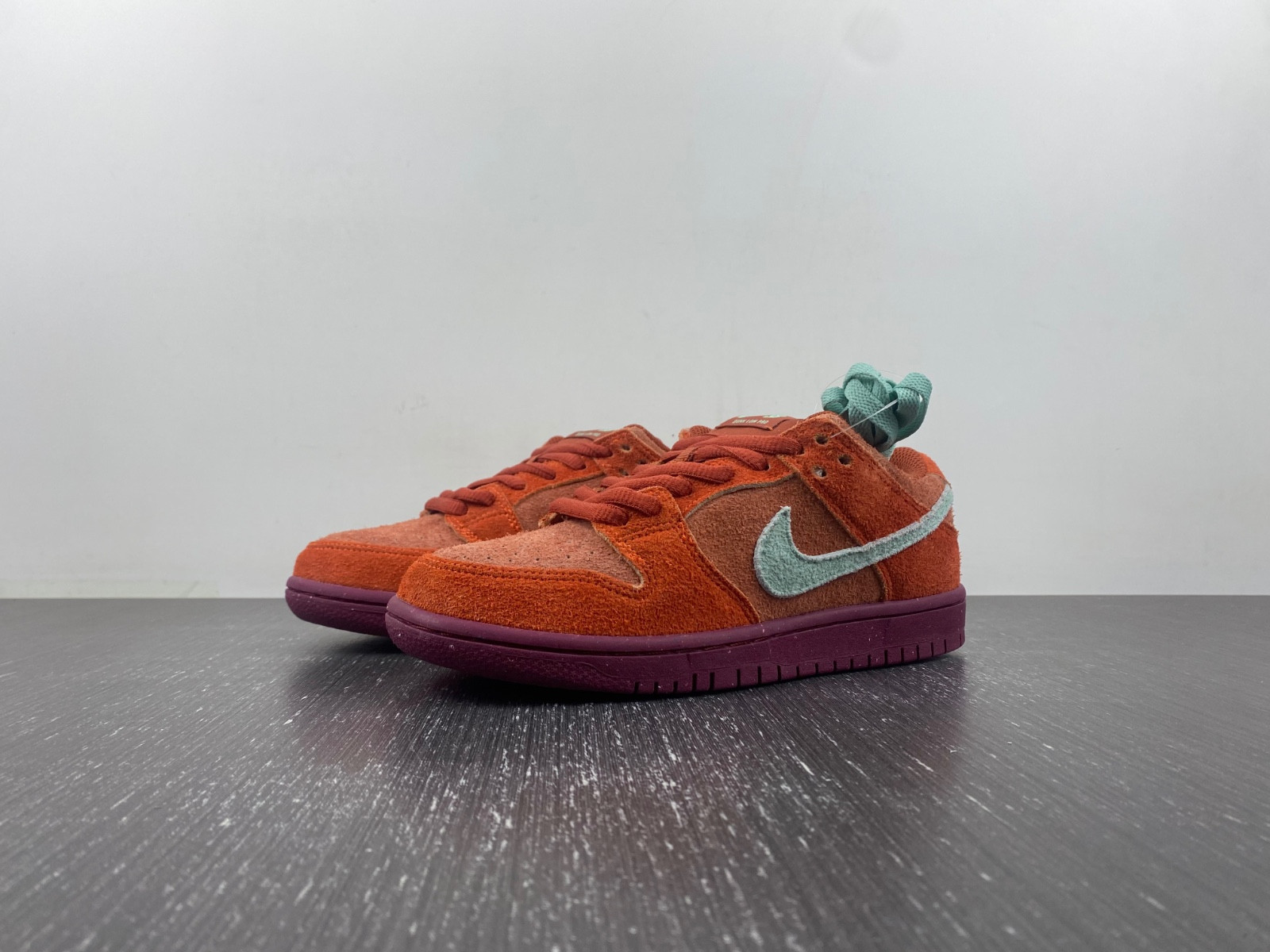 Nike SB Dunk Low "Mystic Red" DV5429-601