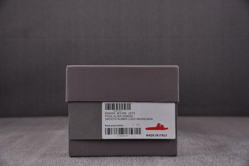 Ba*len*cia*ga red slides