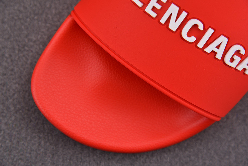 Ba*len*cia*ga red slides