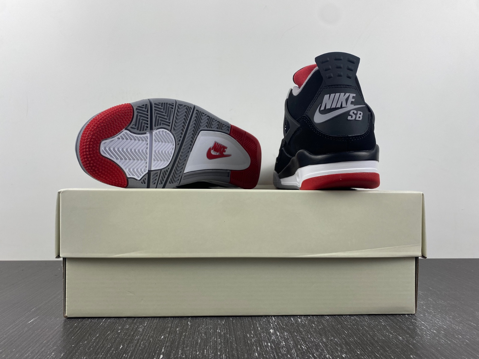 NIKE SB X R JORDAN 4 DR5415-060(This is not a classic model, the classic model is at the back!)