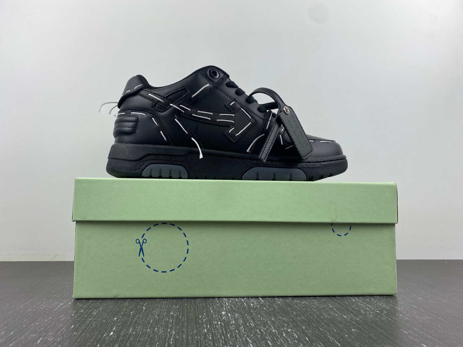 Off-White c/o Virgil Abloh