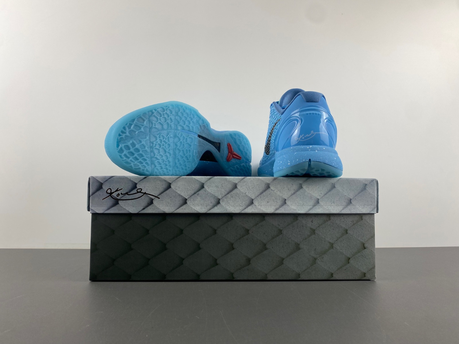 Nike Kobe 6 ice grinch. P.E PE2023-100