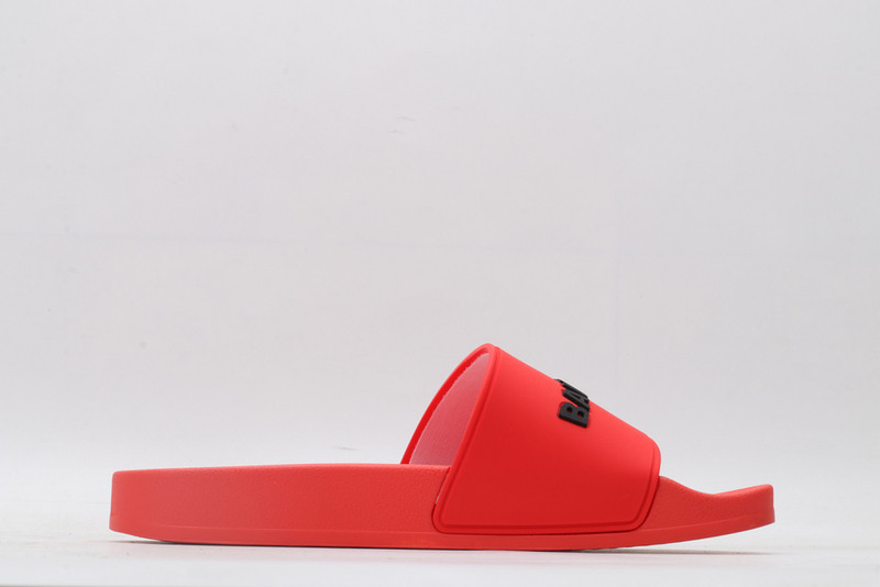 Ba*len*cia*ga red slides