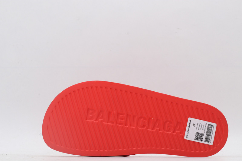 Ba*len*cia*ga red slides