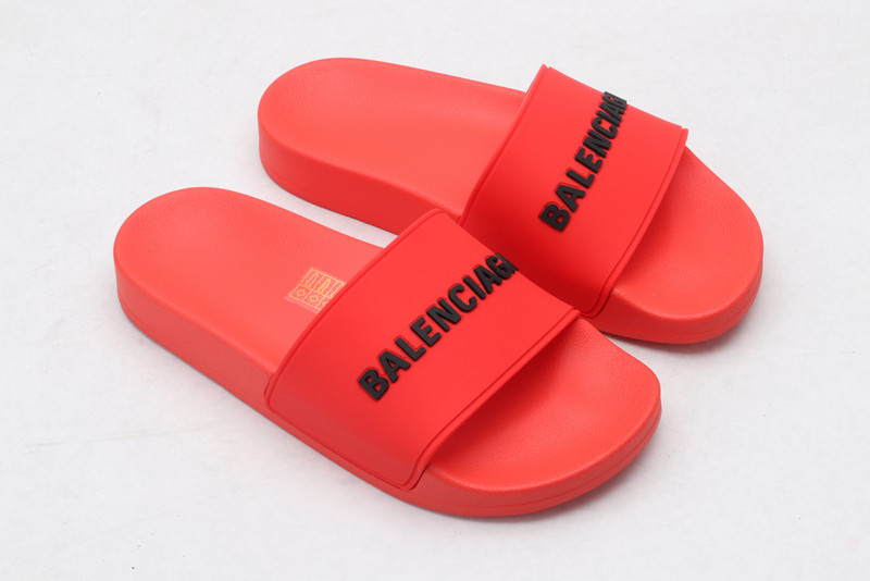 Ba*len*cia*ga red slides