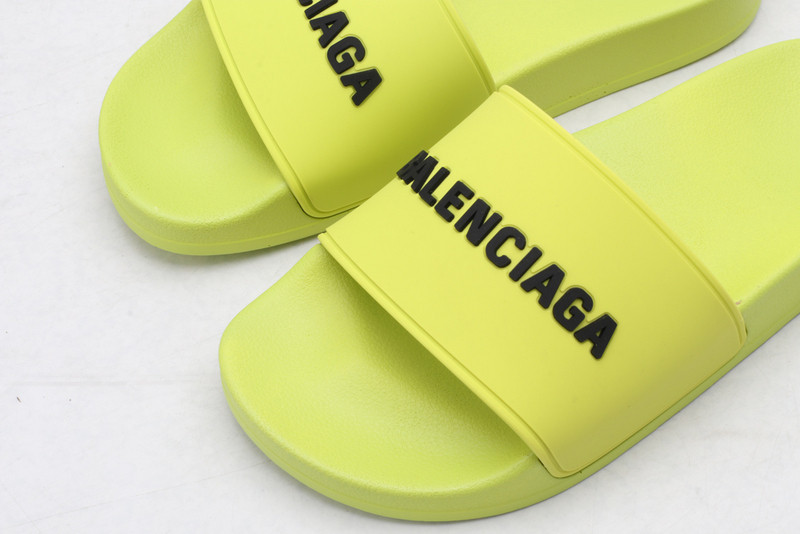 Ba*len*cia*ga green slides