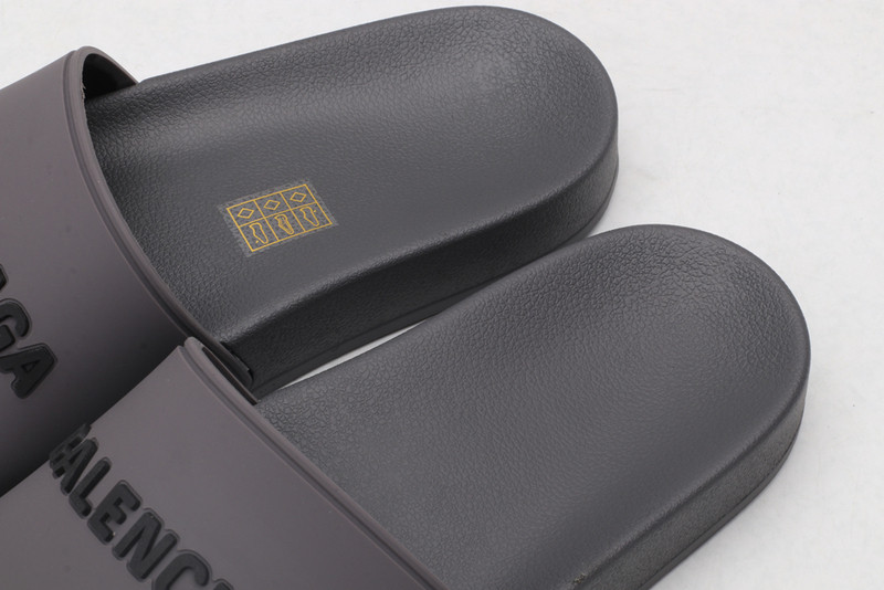 Ba*len*cia*ga grey slides