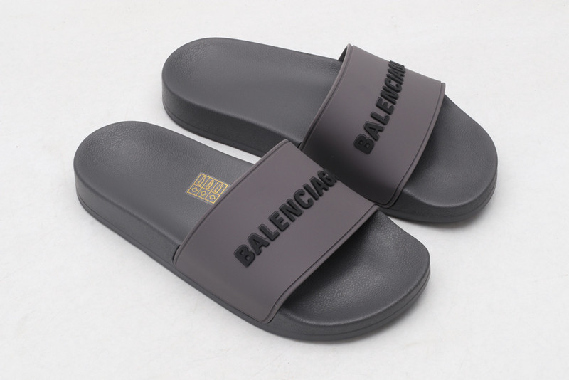 Ba*len*cia*ga grey slides