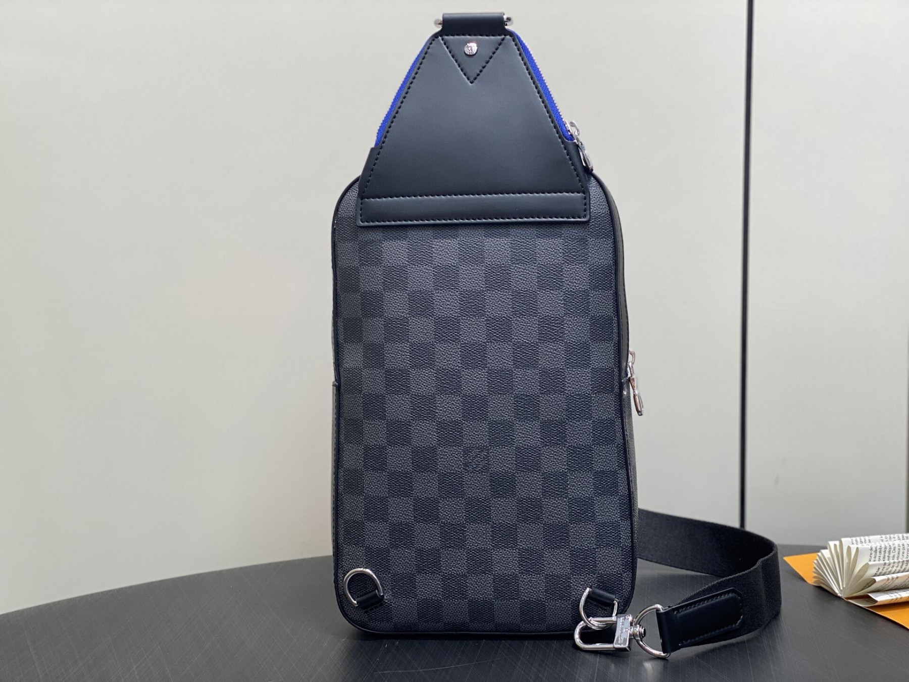 LV Avenue Slingbag Damier Graphite Canvas