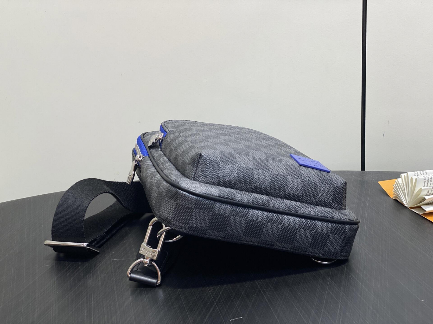 LV Avenue Slingbag Damier Graphite Canvas