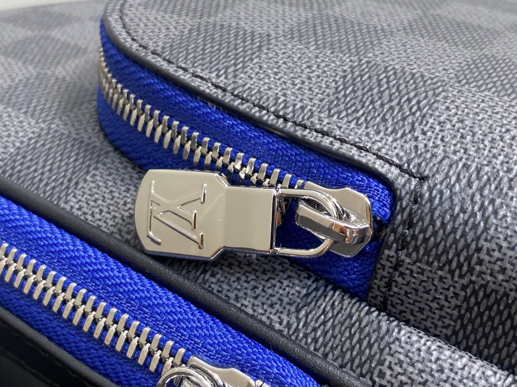 LV Avenue Slingbag Damier Graphite Canvas