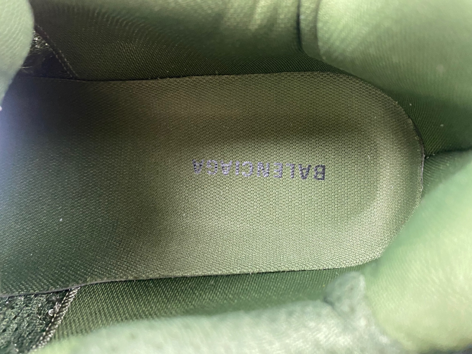 Ba*len*cia*ga runner 677402 w1rn3 2025